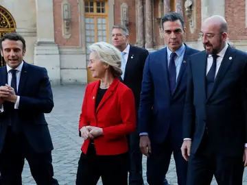 Los 27 debaten en Versalles una posible entrada de Ucrania en la UE por la vía rápida