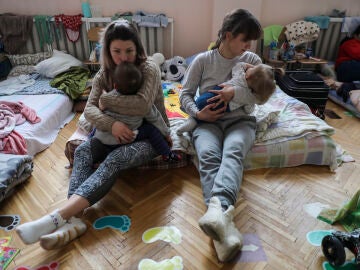 Dos madres ucranianas con sus bebés