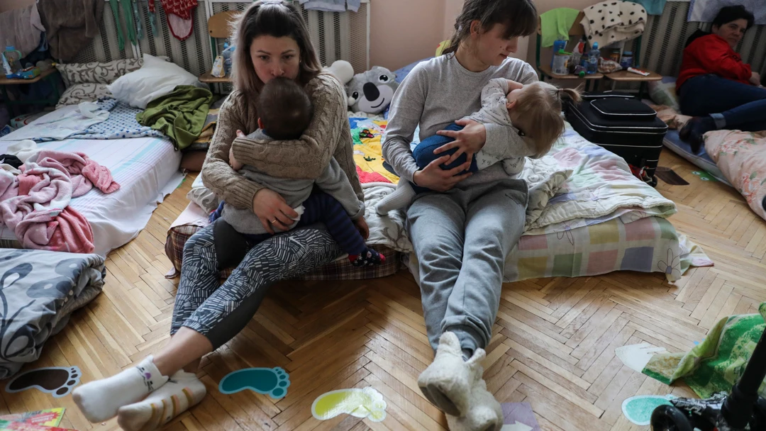 Dos madres ucranianas con sus bebés Dos madres ucranianas con sus bebés