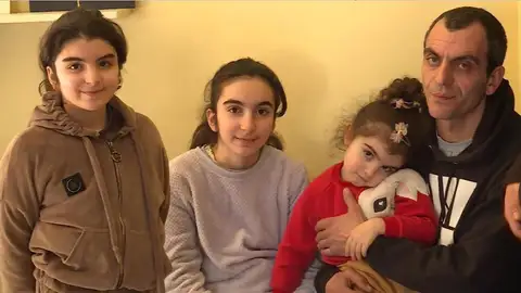 Los abrazos de despedida en Polonia de los refugiados que suben en el autobús a España Los abrazos de despedida en Polonia de los refugiados que suben en el autobús a España