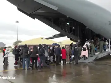 Llega a España un avión con 25 niños ucranianos enfermos de cáncer y sus familias