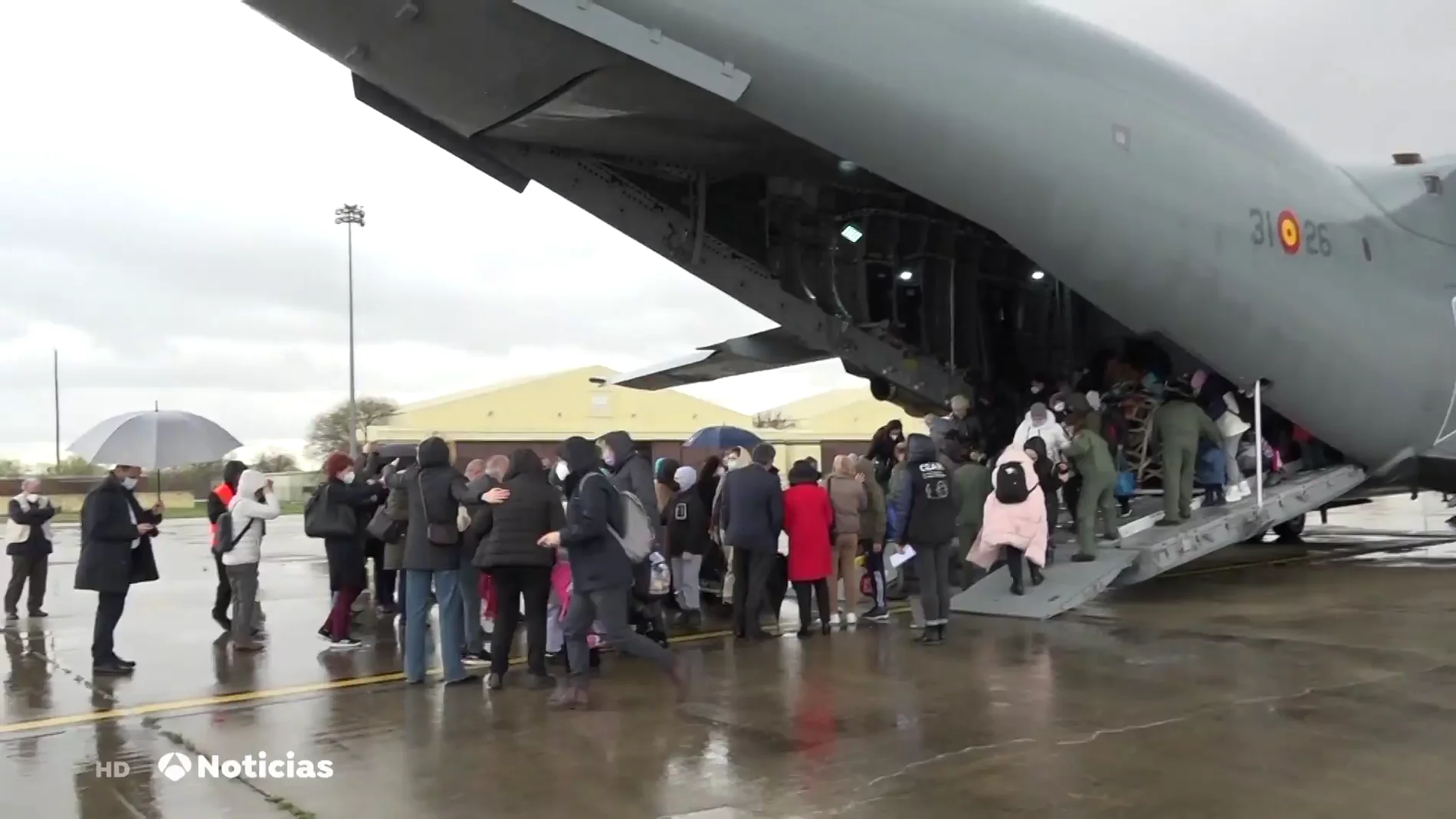 Llega a España un avión con 25 niños ucranianos enfermos de cáncer y sus familias