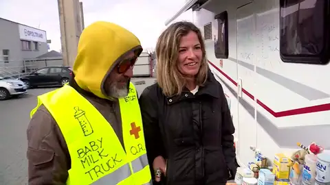 'Baby Milk Truck', la iniciativa de dos españoles que dejaron todo para marcharse a Polonia y ayudar a los refugiados 'Baby Milk Truck', la iniciativa de dos españoles que dejaron todo para marcharse a Polonia y ayudar a los refugiados