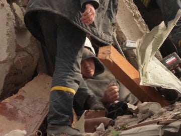 Las duras imágenes del rescate de un niño bajo los escombros en Mariúpol