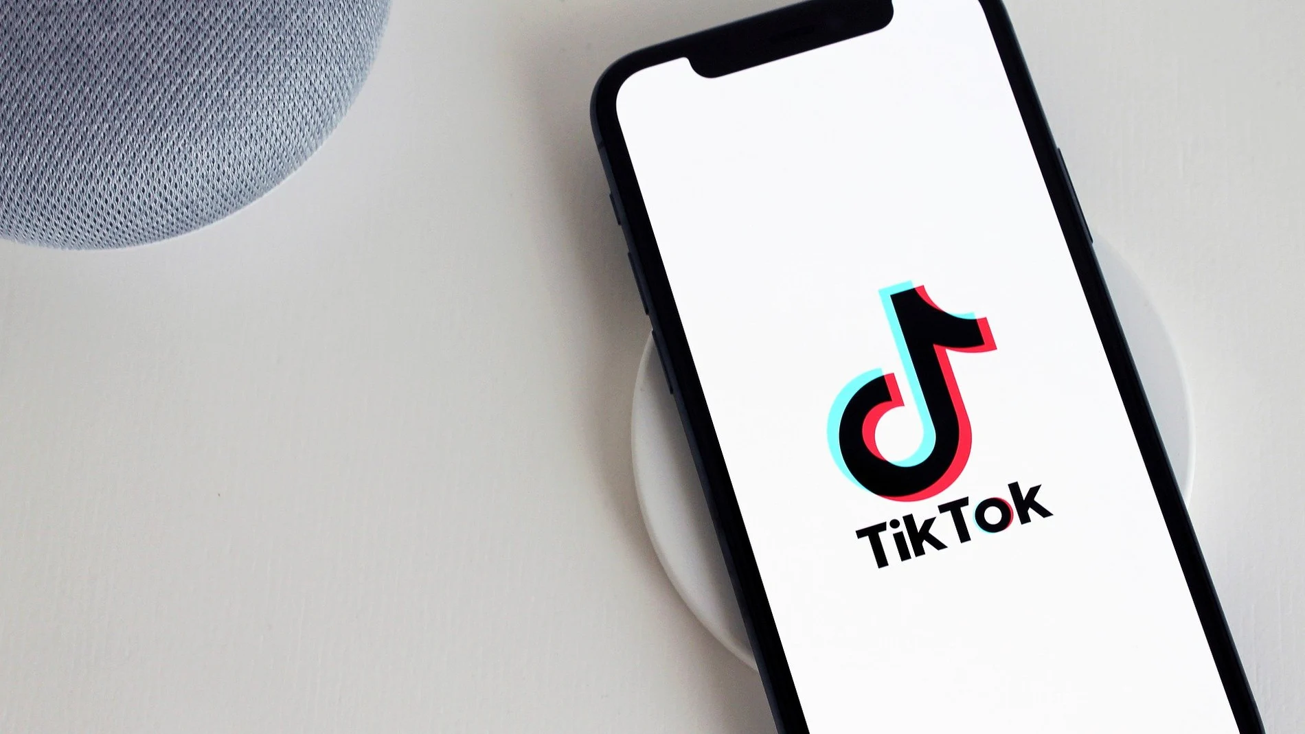 Imagen de archivo de un móvil con la aplicación de TikTok Imagen de archivo de un móvil con la aplicación de TikTok