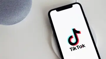 Imagen de archivo de un móvil con la aplicación de TikTok
