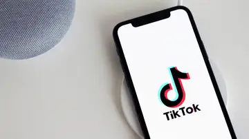 Imagen de archivo de un móvil con la aplicación de TikTok Imagen de archivo de un móvil con la aplicación de TikTok