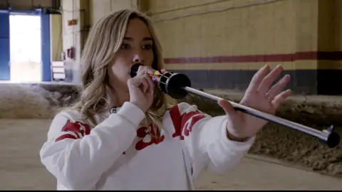 María Pombo ante la cerbatana: “Este me suena a Rambo, a cosas que no van conmigo” María Pombo ante la cerbatana: “Este me suena a Rambo, a cosas que no van conmigo”