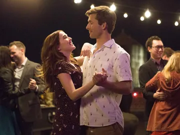 Zoey Deutch y Glenn Powell en 'Set it up' Zoey Deutch y Glenn Powell en 'Set it up'