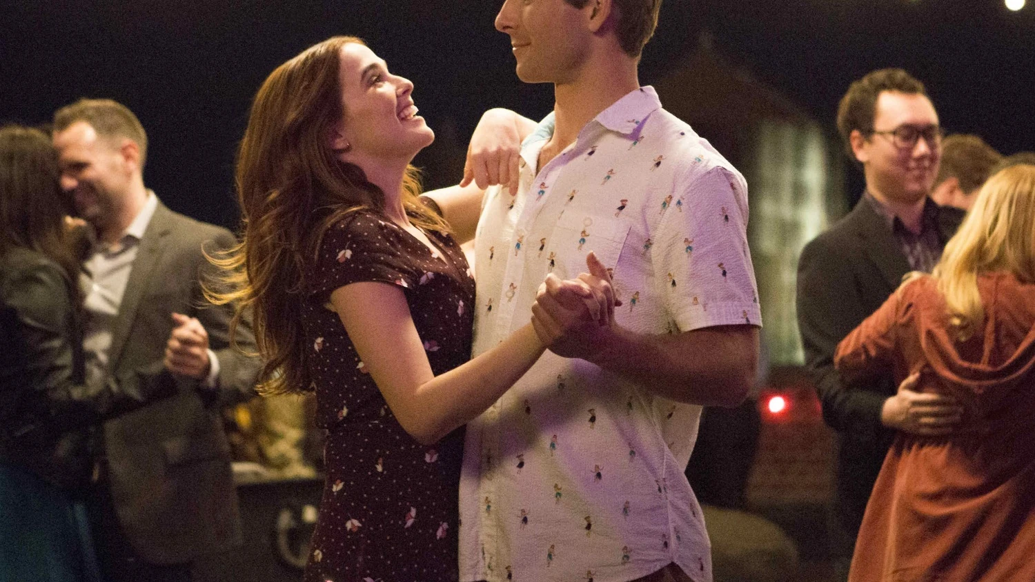 Zoey Deutch y Glenn Powell en 'Set it up'