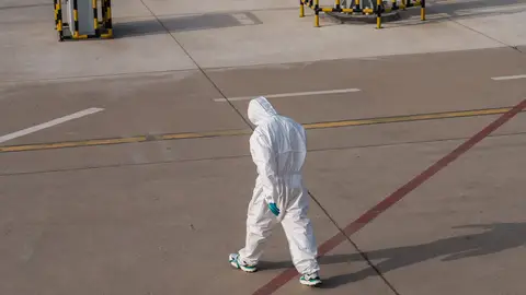 Persona protegida con una vestimenta contra un virus Persona protegida con una vestimenta contra un virus