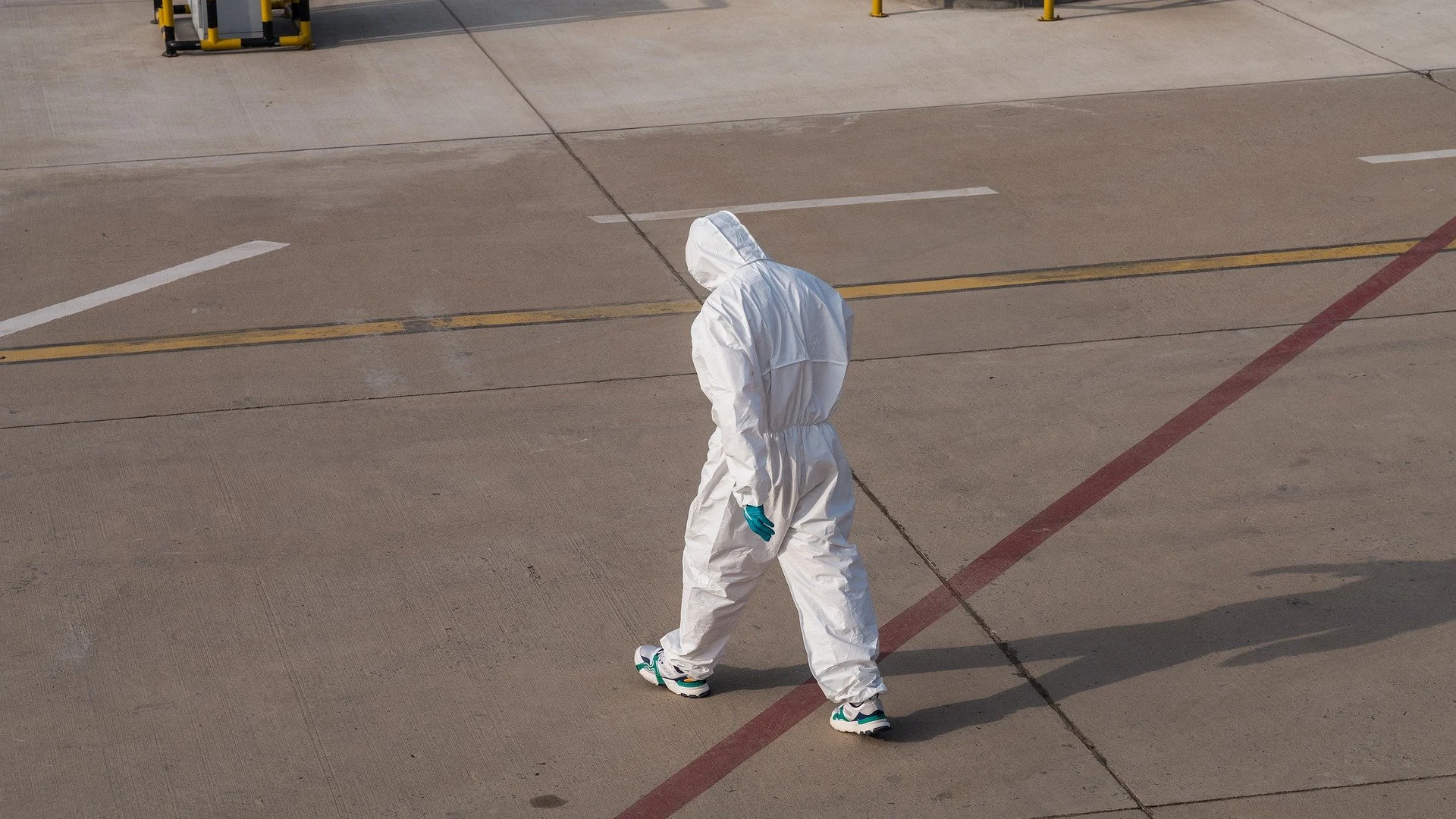 Persona protegida con una vestimenta contra un virus Persona protegida con una vestimenta contra un virus