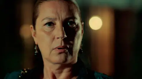 Hünkar descubre a Züleyha abrazada a Yilmaz Hünkar descubre a Züleyha abrazada a Yilmaz