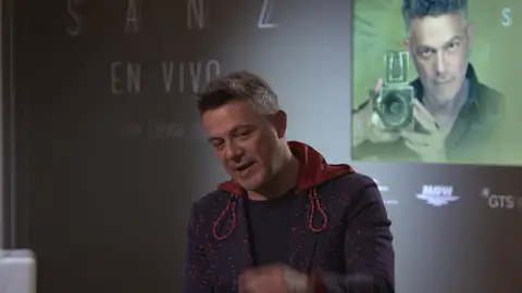 Alejandro Sanz habla con Antena 3 Noticias sobre Penélope Cruz Alejandro Sanz habla con Antena 3 Noticias sobre Penélope Cruz