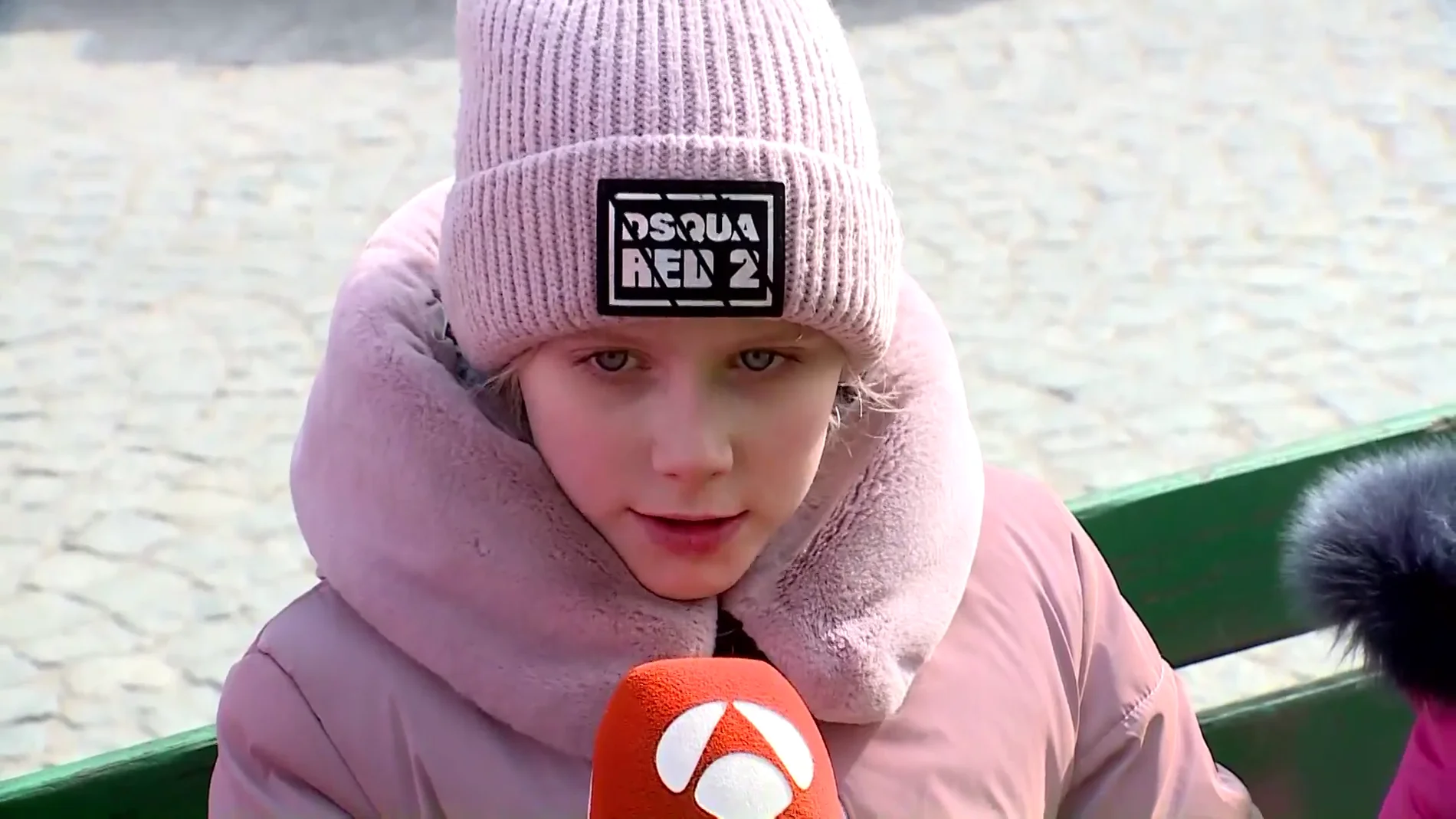El testimonio de una niña tras huir de Ucrania: "Cuándo íbamos en el coche vimos caer bombas y había tanques ardiendo"