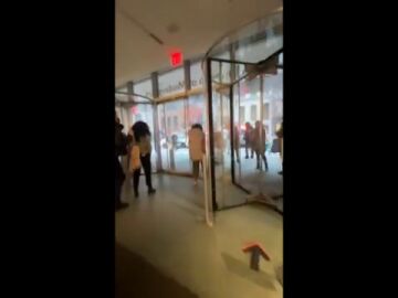 El momento en el que evacúan el MoMA de Nueva York tras el apuñalamiento a dos empleados