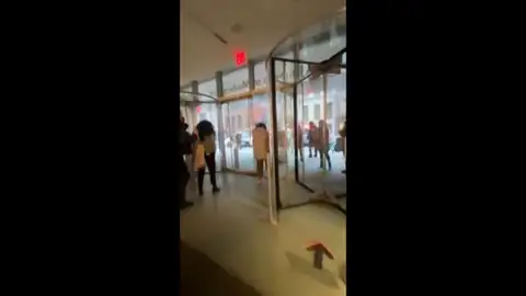 El momento en el que evacúan el MoMA de Nueva York tras el apuñalamiento a dos empleados El momento en el que evacúan el MoMA de Nueva York tras el apuñalamiento a dos empleados
