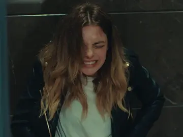 Derin sufre un aborto y amenaza a la doctora Derya: “Si no quieres perder tu trabajo, nadie debe saber que he perdido al bebé” Derin sufre un aborto y amenaza a la doctora Derya: “Si no quieres perder tu trabajo, nadie debe saber que he perdido al bebé”