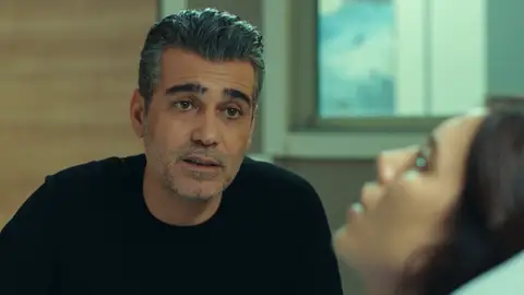 Volkan se sincera con Asya: " Lo único que quiero es poner fin a mi matrimonio con Derin y que tú me perdones" Volkan sigue intentando recuperar el amor de Asya.