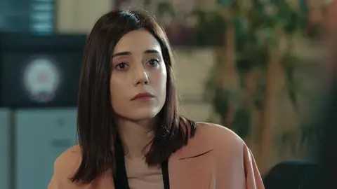 La policía sospecha de Asya y cree que fue ella 'el cerebro' en el secuestro de Derin La policía sigue investigando sobre el secuestro de Derin y Asya y parece que la doctora es una posible sospechosa.