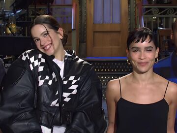 Zoe Kravitz y Rosalía en 'Saturday Night Live'
