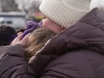 Dos mujeres ucranianas abrazándose tras huir de Ucrania