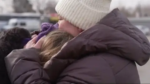 Dos mujeres ucranianas abrazándose tras huir de Ucrania Dos mujeres ucranianas abrazándose tras huir de Ucrania