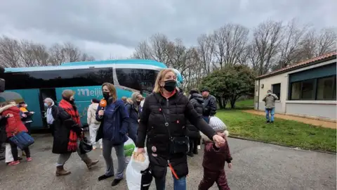 Llegan a Galicia los 48 refugiados ucranianos traídos por el Ayuntamiento de Lalín Llegan a Galicia los 48 refugiados ucranianos traídos por el Ayuntamiento de Lalín