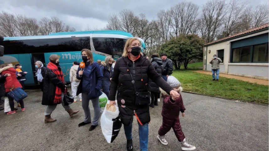Llegan a Galicia los 48 refugiados ucranianos traídos por el Ayuntamiento de Lalín Llegan a Galicia los 48 refugiados ucranianos traídos por el Ayuntamiento de Lalín