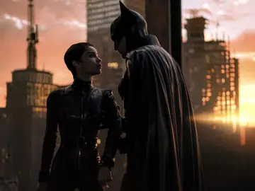 Escena de la película "The Batman" con Zoe Kravitz como Catwomen y Robert Pattinson como Batman Escena de la película "The Batman" con Zoe Kravitz como Catwomen y Robert Pattinson como Batman