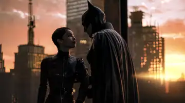 Escena de la película "The Batman" con Zoe Kravitz como Catwomen y Robert Pattinson como Batman