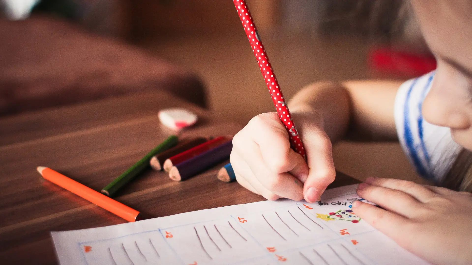 Una ni&ntilde;a pintando en una hoja de papel
