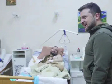 Zelenski visita un hospital en Kiev