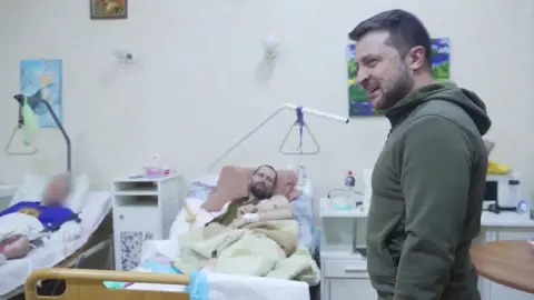 Zelenski visita un hospital en Kiev Zelenski visita un hospital en Kiev