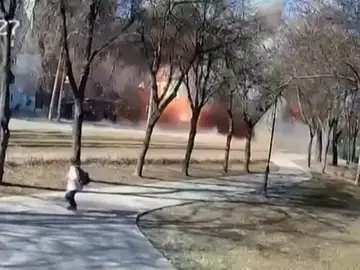 El vídeo del momento en el que un misil impacta en un edificio residencial en Kiev