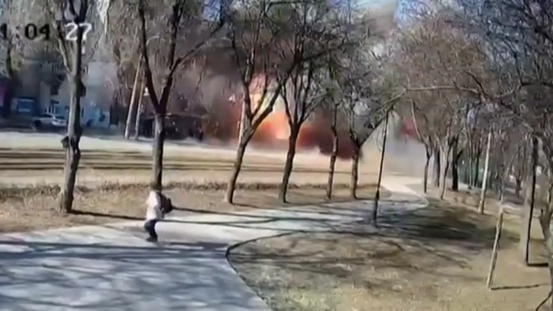 El vídeo del momento en el que un misil impacta en un edificio residencial en Kiev