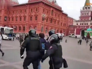 El vídeo de la detención de una mujer en plena calle en Moscú mientras protestaba pacíficamente contra la guerra en Ucrania
