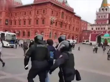 El vídeo de la detención de una mujer en plena calle en Moscú mientras protestaba pacíficamente contra la guerra en Ucrania El vídeo de la detención de una mujer en plena calle en Moscú mientras protestaba pacíficamente contra la guerra en Ucrania