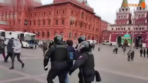 El vídeo de la detención de una mujer en plena calle en Moscú mientras protestaba pacíficamente contra la guerra en Ucrania El vídeo de la detención de una mujer en plena calle en Moscú mientras protestaba pacíficamente contra la guerra en Ucrania