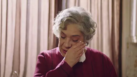 La sorprendente confesión de la madre de Esat: "Mi marido se va a divorciar de mí, si permito que nuestro hijo se case con Gülben" La sorprendente confesión de la madre de Esat: "Mi marido se va a divorciar de mí, si permito que nuestro hijo se case con Gülben"