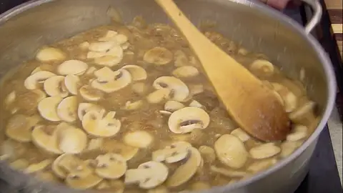 Cocina la salsa y los champiñones Cocina la salsa y los champiñones