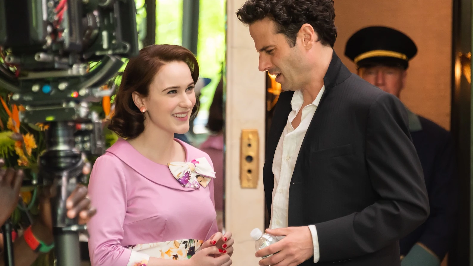 Rachel Brosnahan y Luke Kirby en 'The Marvelous Mrs. Maisel' Rachel Brosnahan y Luke Kirby en 'The Marvelous Mrs. Maisel'
