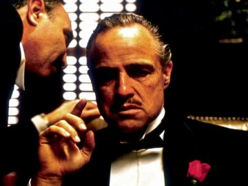 Marlon Brando interpretando al jefe del hampa, Vito Corleone, en la película 'El Padrino'.