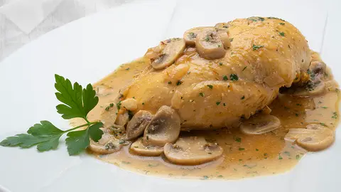 Una receta rápida, fácil y sabrosa de Arguiñano: pollo marsala con salsa de champiñones Una receta rápida, fácil y sabrosa de Arguiñano: pollo marsala con salsa de champiñones