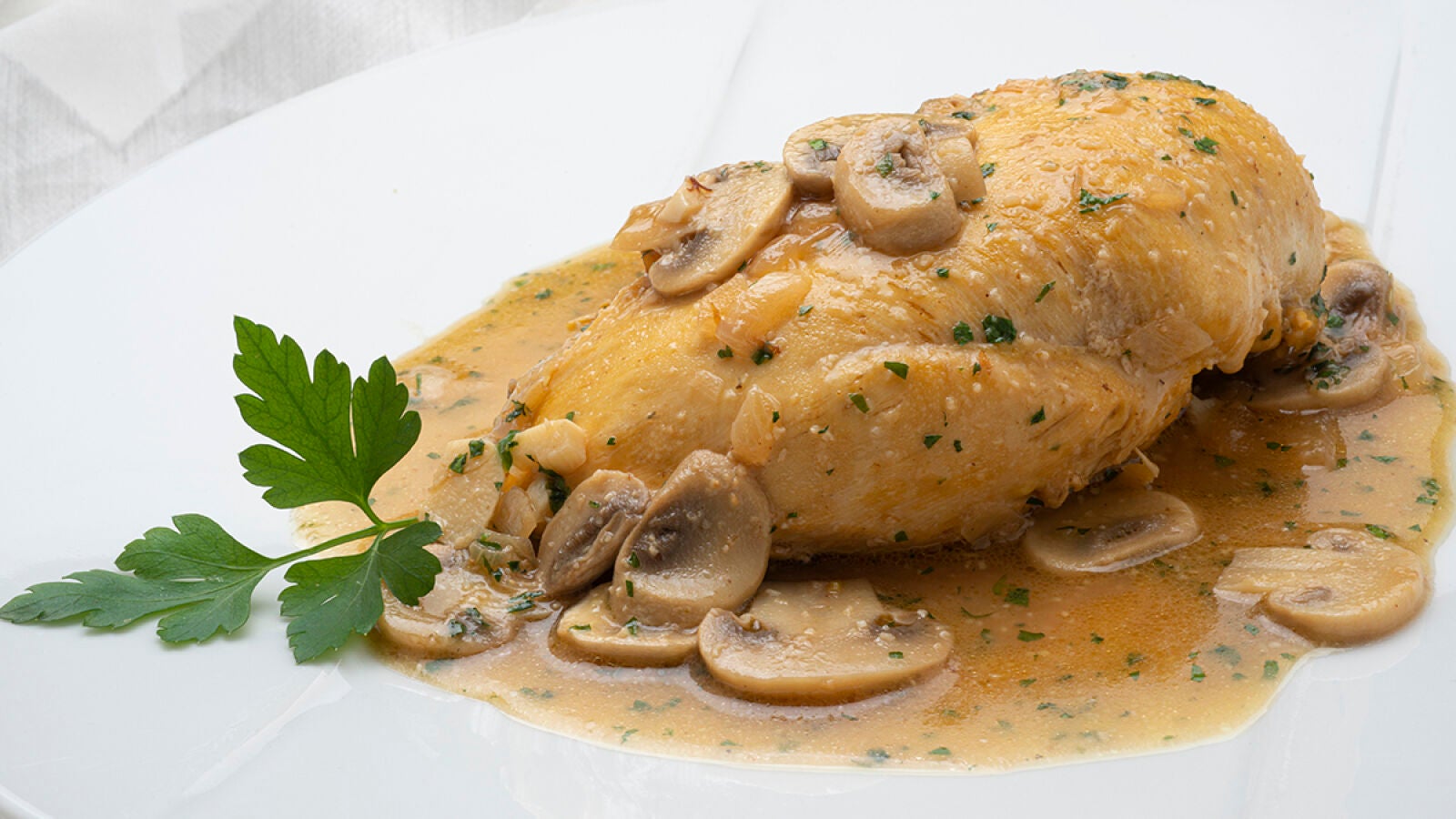 Karlos Arguiñano: receta de pollo Marsala enriquecido con salsa de champiñones