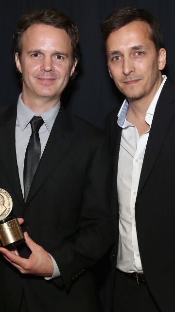 Brent Renaud y su hermano Craig con el premio Peabody