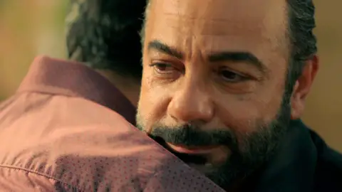 Yilmaz se despide de Fekeli antes de escaparse con Züleyha Yilmaz se despide de Fekeli antes de escaparse con Züleyha