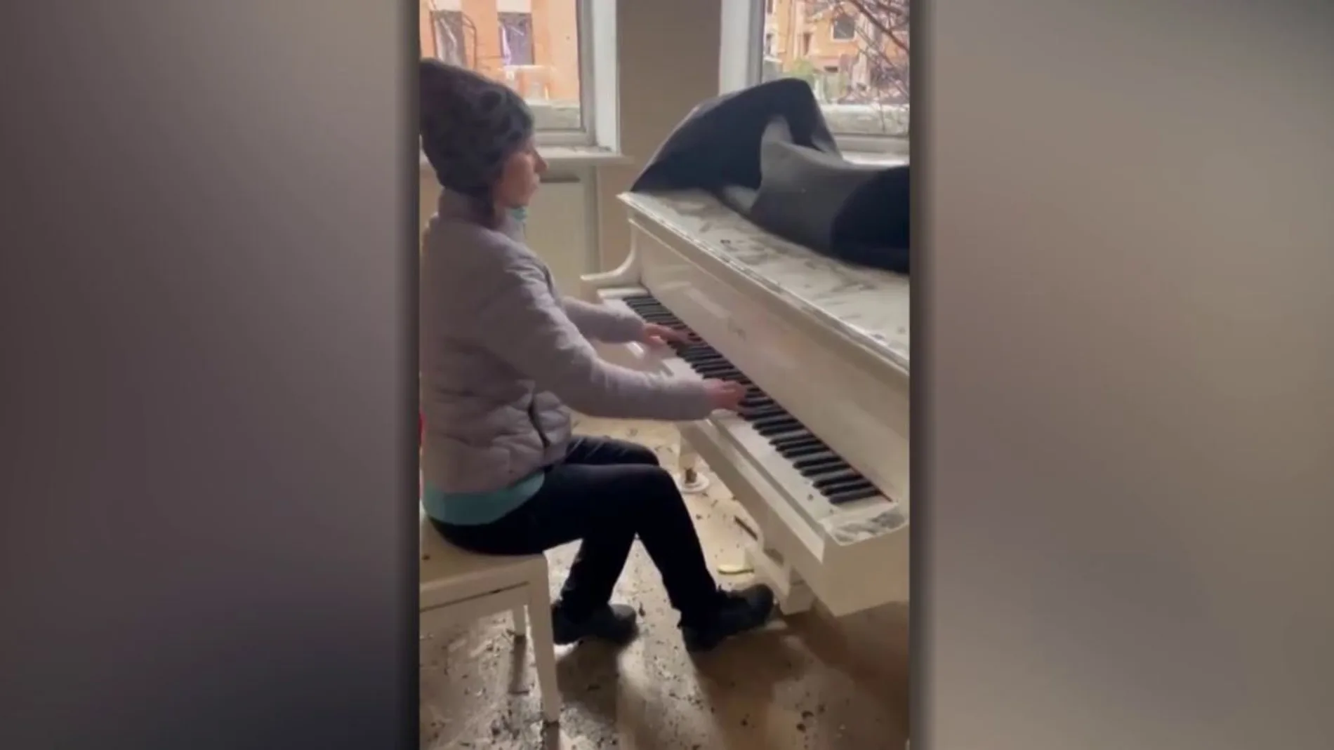 La estremecedora escena de una pianista que toca entre los escombros de vivienda