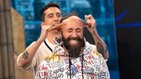 ¿Es calvo o no? Arturo Valls y Ernesto Sevilla afinan la vista mientras Marron lo comprueba "abriéndoles la cabeza" 'El Hormiguero 3.0'