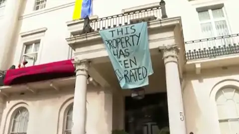 Manifestantes en favor de Ucrania asaltan la mansión de un oligarca ruso. Manifestantes en favor de Ucrania asaltan la mansión de un oligarca ruso.